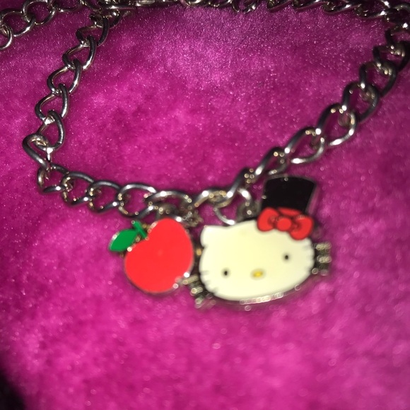 RARE VINTAGE HELLO KITTY NEW YORK TOP HAT APPLE CHARM BRACELET - Picture 2 of 4